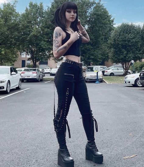 Biker Goth Outfit, Goth Vegas Outfit, Alt Baddie Outfits, Goth Mommy, Goth Baddie Outfits, Hot Goth Outfits, Goth Rave Outfits, 70s Goth Fashion, Metal Concert Outfit Ideas