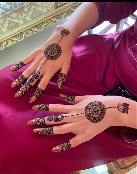 Modern Minimal Mehendi, Minimal Henna Designs Back, Minilistic Mehndi Design, Bride Simple Mehendi Design, Simple Circular Mehndi Designs, Minimal Mehendi Designs For Bride, Simple Minimal Mehndi Designs, Mini Mehandi Designs, Mehndi Asthetic Picture