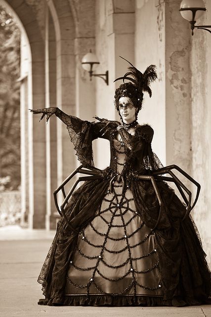 Goth spider costume for Goth festival photo by fuerst, via Flickr Carnaval Make-up, Goth Spider, Halloween Parejas, Spider Costume, Vintage Halloween Costume, Hallowen Costume, Halloween Costumes Makeup, Gothic Steampunk, Fantasias Halloween