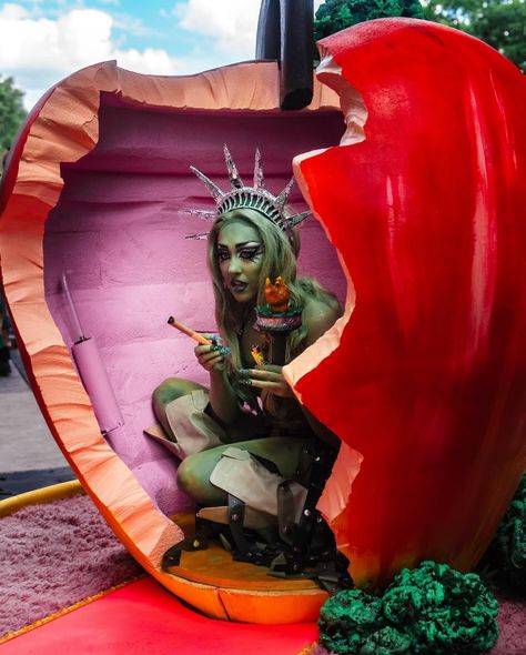 @bsidestv • Chappell Roan aka Lady Liberty absolutely slayed at Gov Ball over the weekend!!! • Threads Midwestern Princess, Unsleeping City, Chapell Roan, Chappel Roan, Midwest Princess, 2024 Moodboard, Gov Ball, Papa Johns, Pony Club