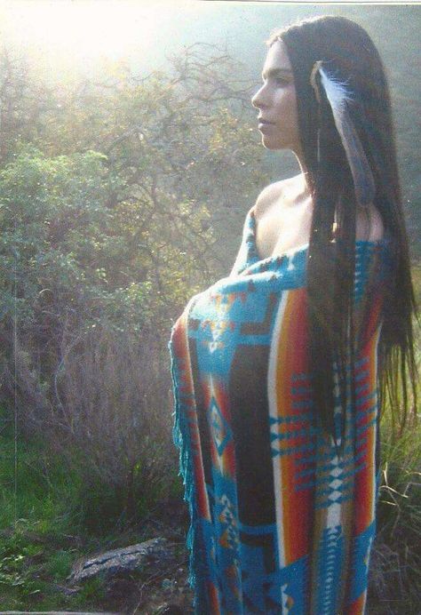 Native beauty Cute Senior Pictures, American Indian Girl, American Indian Tattoos, Studio Photography Poses, Indian Photoshoot, Photoshoot Themes, American Beauty, American Traditional, Native American Art