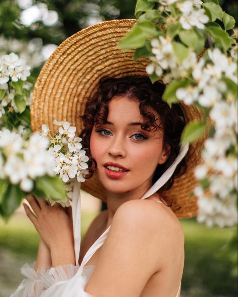 Photoshoot With Flowers Portraits, Spring Time Photoshoot, Poses With Flowers, Women With Flowers, Flower Portraits, Debut Photoshoot, Head Flower, Spring Portraits, Woman With Flowers