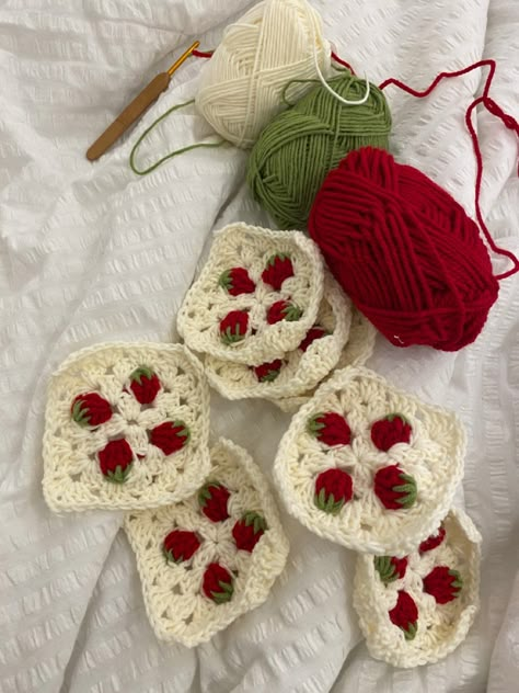 Strawberry Granny Square Blanket, Fall Crochet Granny Squares, Cottagecore Granny Squares, Cherry Granny Square, Strawberry Granny Square, Grandma Square Crochet, Graph Crochet, Confection Au Crochet, Crochet Design Pattern