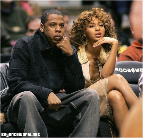 #beyonce #jayz Beyoncé Jayz, Jay Z Beyonce, Bey And Jay, Beyonce Family, New Jersey Nets, Queen Bee Beyonce, King B, Basketball Photos, Beyonce Style