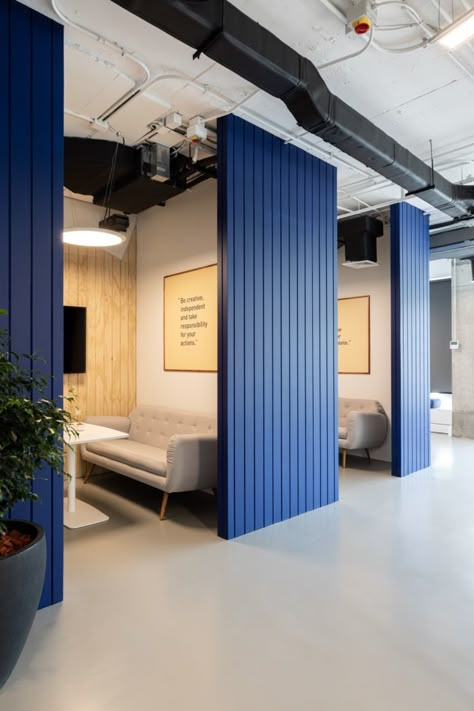 Adidas Offices - Santiago Amazing Office Design, Airplane Inspired Interior, Best Office Design Interiors, Navy And Wood Office, Inclusive Office Design, Cool Office Interior Design, Office Corporate Design, Office Spaces Design, Corporate Office Paint Colors Business