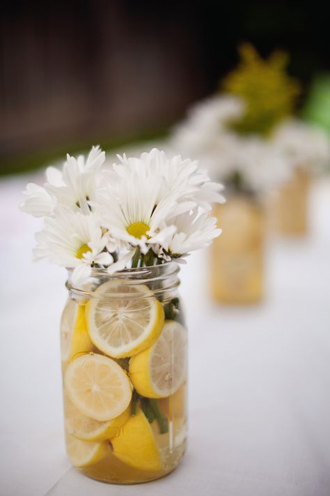 Chamomile Table Decoration, Mason Jar Center Pieces, Welcome Party Decor, Mason Jar Center, Italian Baby Showers, Daisy Centerpieces, Lemon Vase, Engagement Theme, Birthday Deco