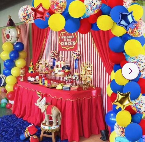 Carnival Balloon Arch, Blue And Red Balloons, Carnival Birthday Party Decorations, Circus Theme Party Decorations, Arch Balloon Garland, Carnival Night, Circus Party Decorations, Circus Birthday Party Theme, Theme Carnaval