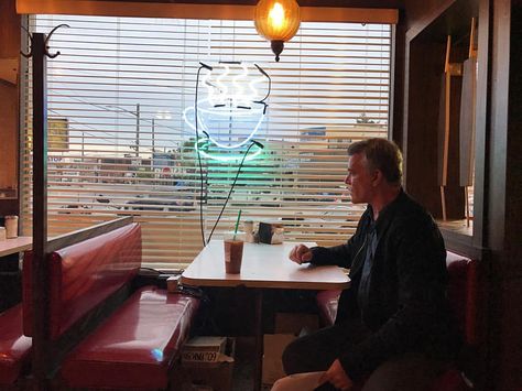 Sitting in the diner where I had a scene with Robert DeNiro at the end of GOODFELLAS. Also where the phone booth was, which he knocked over… Robert De Niro Goodfellas, Diner Movie, Diner Scene, Diner Booth, Diner Aesthetic, American Cafe, Robert Deniro, Detective Aesthetic, Ray Liotta