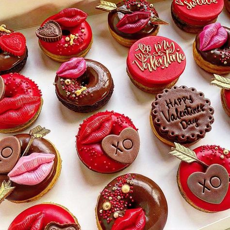 Valentines Day Doughnut, Donuts For Valentines Day, Valentine Mini Donut Ideas, Mini Donuts Valentines Day, Valentines Mini Donuts Ideas, Valentine Donut Ideas, Donuts Valentines Day, Valentines Donut, Donuts Ideas