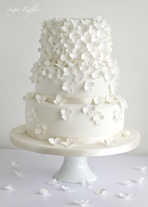 Wedding Cake Piped Flowers, Beautiful Wedding Cakes Unique, Wedding Cake Fondant Flowers, White Wedding Cake With Flowers, Married Cake, Wedding Cake With Flowers, Vintage Pasta, Cake With Flowers, Creative Wedding Cakes