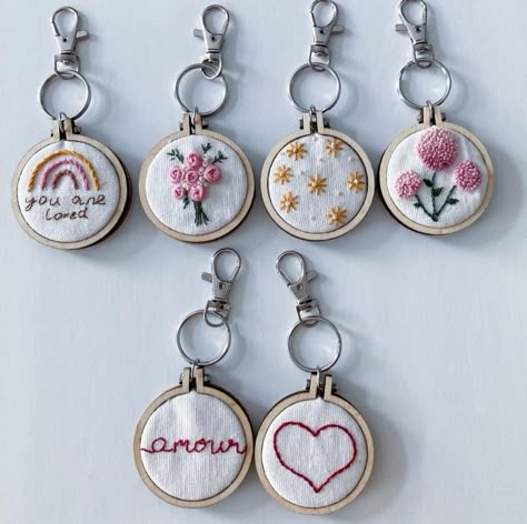 Embroidery Keychain Patterns, Small Embroidery Gifts, Embroidery Keychain Diy, Embroidered Keychains, Keychain Embroidery, فن الرسم بالمسامير, Embroidery Floss Crafts, Embroidery Keychain, Keychains Diy