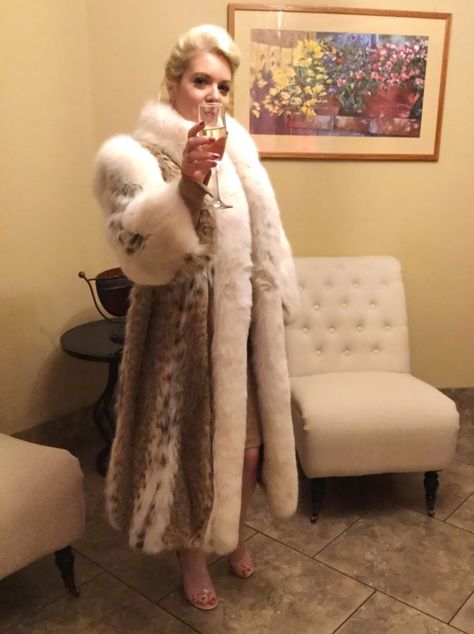 Las Vegas Christmas, Sipping Champagne, Luxury Trip, Being Beautiful, Fabulous Furs, Luxury Christmas, Las Vegas Trip, Christmas Travel, Women Life