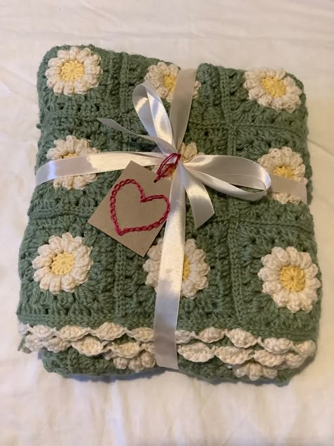 Crochet Blanket For Boyfriend, Cottagecore Crochet Blanket, Embroider Blanket, Crochet Blanket Aesthetic, Daisy Crochet Granny Square, Crochet Picnic Blanket, Crochet Daisy Blanket, Crochet Spike Stitch, Cute Crochet Blanket