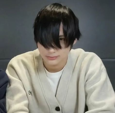 Huening Kai Black Hair, Txt Freebies, Emo Meme, Txt Meme, Heuning Kai, Txt Memes, Kai Kamal Huening, Emo Guys, Emo Boys