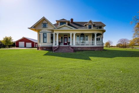 c. 1900 Victorian: Queen Anne For Sale in Corsicana, Texas - OldHouses.com Corsicana Texas, Bathroom Victorian, Victorian Queen, Hot Water Tanks, Queen Anne Victorian, Interior Columns, Lakefront Property, Old Houses For Sale, Vintage Light Fixtures