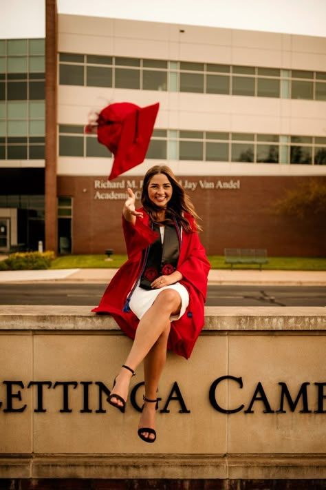 Graduation Gown Poses, Graduate Graduation Pictures, Photo Poses Graduation, Graduation Cap Poses, Graduation College Photoshoot, Cap And Grown Senior Pictures, Graduation Photo Pose Ideas, Senior Graduation Picture Ideas, Grad Photography Poses