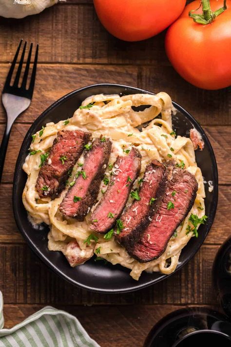 Olive Garden Steak Gorgonzola Recipe Alfredo Sauce, Meat Meals Dinner Tonight, Ribeye Steak Pasta, Beef Fillet Pasta, Meal With Steak, Gorgonzola Alfredo Sauce, Pasta Wedding Dinner, Flank Steak Pasta, Creamy Fettuccine Alfredo