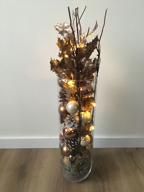 Glass Cylinder Centerpieces, Cylinder Centerpieces, Ideas Navidad, Glass Cylinder, Xmas Ideas, Christmas Ideas, Christmas Decor, Candle Holders, Christmas Decorations