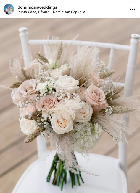 Bride Bouquets Boho, Pampas Grass And Roses Wedding, Blush And Champagne Wedding Flowers, Pink Roses And Pampas Bouquet, Bride Bouquets Rustic Boho Wedding, Wedding Bouquets With Pampas, Decor Wedding Outdoor, Champagne Wedding Bouquet, Boho Pink Wedding