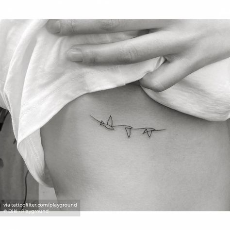 Tatuajes de pájaros de origami | Tattoofilter Origami Bird Tattoo, Tattoos Under The Breast, Minimalist Tattoo Bird, Small Breast Tattoo, Origami Tattoo Ideas, Minimalist Bird Tattoo, Tattoos Under Breast, Aus Tattoo, Bird Outline Tattoo