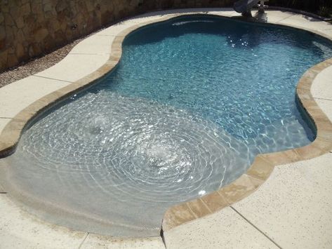 Kleiner Pool Design, Beach Entry Pool, Living Pool, Pools Backyard Inground, Small Swimming Pools, Backyard Beach, Small Pool Design, Small Pools, Ft Worth