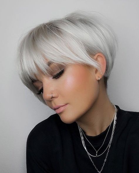 Metallic White Long Pixie with Full Bangs Long Pixie Bob, Haircuts Undercut, Kort Bob, Bob Pixie Cut, Short Pixie Bob, Angled Bob Haircuts, Pixie Bob Hairstyles, Short White Hair, Wavy Pixie