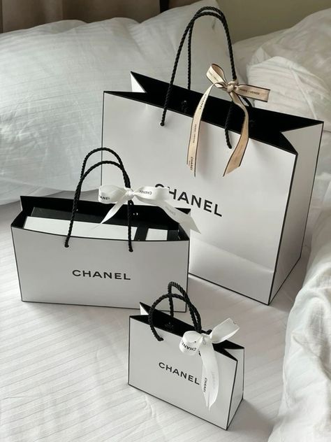 Chanel Brand Aesthetic, Old Chanel Aesthetic, Chanel Packaging, Blair Waldorf Aesthetic, Chanel Aesthetic, Chanel Lover, Mode Chanel, Chanel Brand, Chanel Collection