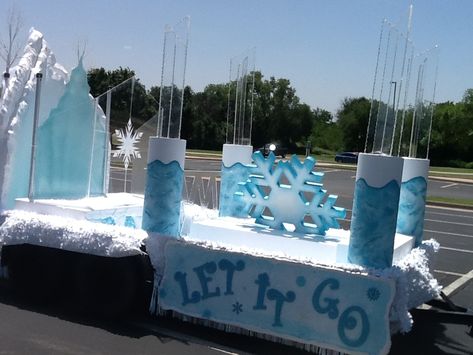 Snow Themed Parade Float, Frozen Parade Float, Winter Wonderland Ball, Homecoming 2024, Parade Float Ideas, Homecoming Floats, Christmas Parade Floats, Frozen Decorations, Holiday Parades