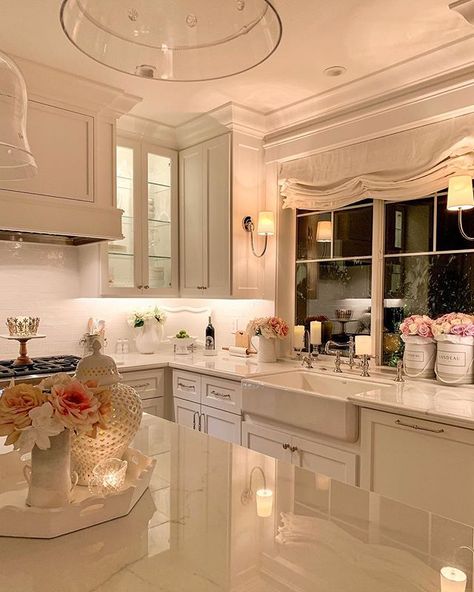 Decor Home Kitchen, Feminine Kitchen Aesthetic, Beautiful Kitchen Aesthetic, Cute Modern Kitchen Ideas, Big Suburban House Interior, Kitchen Ideas Beach Coastal Style, Nice Houses Interior Kitchens, Flowers In Home Aesthetic, Elegant Apartment Kitchen