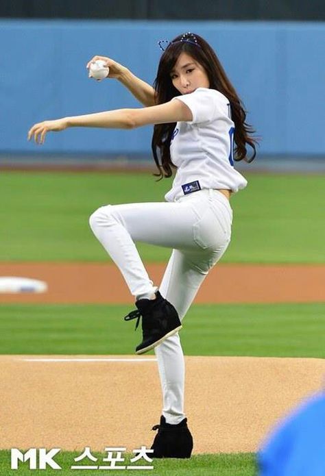 Tiffy Tiffany Girls, Girls Baseball, Tiffany Snsd, Snsd Tiffany, Tiffany Hwang, Tiffany Young, Baseball Girls, Action Poses, Play Ball