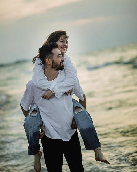 Cute Poses For Couples Selfies, Beach Photoshoot For Couples, Goa Photography Ideas Couple, Couple Goal Photos Ideas, Romantic Poses Couple Photos, Couple Poses Beach Photo Ideas, Couple Beach Poses Photo Ideas, Couple Pre Wedding Photo Poses, Photo Poses For Couples Romantic