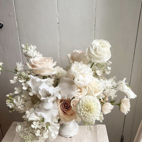 Champagne Wedding Flowers, Modern Bridal Bouquets, Taupe Wedding, Wedding Reception Centerpieces, Wedding Flowers Summer, Wedding Palette, Neutral Wedding, Champagne Wedding, Wedding Mood