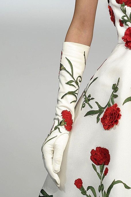 Fashion Gloves, Vintage Gloves, Long Gloves, Floral Fashion, Dolce E Gabbana, White Gloves, Look Vintage, Mode Inspiration, Looks Vintage