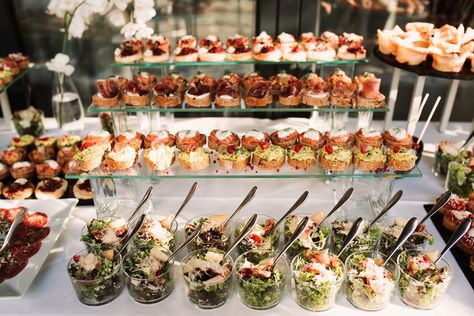 wedding day buffet trends Hor Dourves, Tail Gate, Reception Food, Wedding Reception Food, Wedding Buffet, Appetizer Bites, Summer Dishes, Catering Food, Food Displays