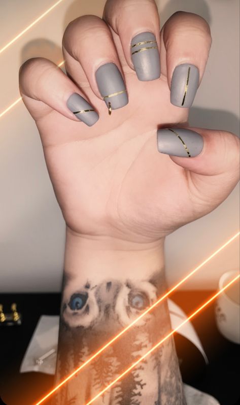 Gray And Gold Nail Designs, Gray And Gold Nails, Grey And Gold Nails, Dark Grey Nails, Grey Nail, Nail Piercing, Grey Nail Designs, Gold Nail Designs, Fancy Nails Designs