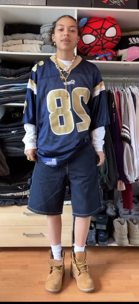 Polo Jersey Outfit, How To Style A Football Jersey, Jort Fits, Outfits Extra, Sweat Bands, Demin Shorts, Demin Jeans, Jersey Fits, Football Jersey Outfit