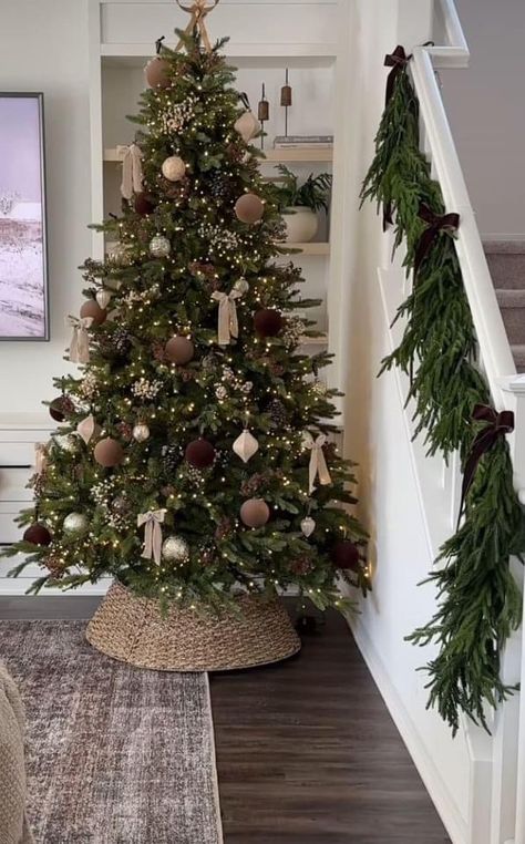 Natal Natural, Christmas Tree Inspo, White Christmas Tree Ideas, Diy Christmas Tree Topper, Minimalist Christmas Tree, Christmas Decor Inspiration, Pencil Christmas Tree, Christmas Themes Decorations, Christmas Tree Inspiration