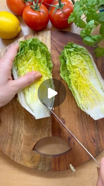 Healthy Romaine Salad Recipes, Diy Greek Salad, Hearts Of Romaine Salad, Fresh Side Salad Recipes, Diet Tasty Food, Summer Lunch Party Menu Ideas, How To Make A Good Salad, Mediterranean Dishes Healthy, Mediterranean Diet Recipes Lunch