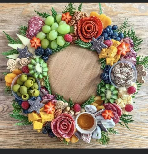 Food Wreath, Christmas Charcuterie, Holiday Appetizers Easy, Xmas Baking, Charcuterie Ideas, Decorações Com Comidas, Entertaining Food, Tail Gate, Charcuterie Platter