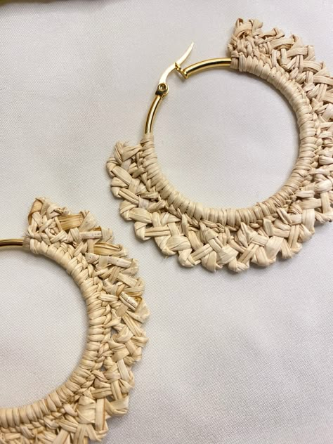 Straw Jewelry, Corn Husk Crafts, High Fashion Earrings, Bamboo Jewelry, Handwoven Earrings, Crochet Phone Cases, Fiber Jewelry, Women Entrepreneurs, Handmade Fashion Jewelry