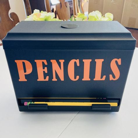 I love this idea to use a straw dispenser for pencils! Teacher Appreciation Gifts Ideas, Pencil Dispenser, Straw Dispenser, Straw Holder, Chalkboard Labels, Drinking Straw, Steel Straw, Teacher Supplies, Label Stickers