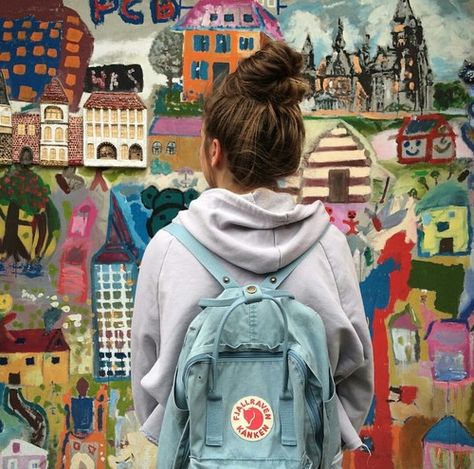 Kanken Aesthetic, Sky Blue Outfit, Backpack Inspiration, Kanken Classic, Fjallraven Women, High School Backpack, Kanken Mini, Fjällräven Kånken, Backpack Outfit