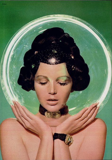 60s Space Age, Space Age Fashion, Moon In Leo, Space Ghost, Space Fashion, Age Of Aquarius, Arte Cyberpunk, Space Girl, Futuristic Fashion