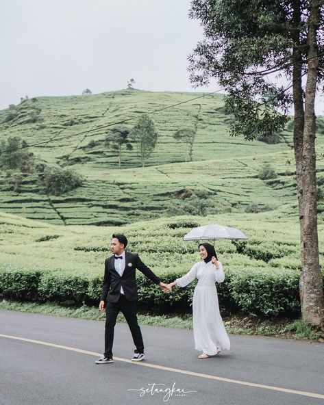 Prawedding Konsep Outdoor, Ootd Couple, Prewedding Ideas, Prewedding Outdoor, Pre Wedding Photoshoot Outfit, Pre Wedding Photoshoot Outdoor, Pre Wedding Poses, Couple Photography Poses, Pre Wedding Photoshoot