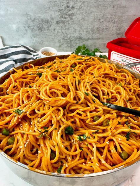 These spicy noodles are insane! They have a nice kick from gochujang, and they're totally alive with flavor thanks to soy, sesame, lime juice, and peanut butter! Easy, vegetarian, healthy, and ready in minutes. #gochujang #noodles #vegetarian #healthyrecipes Gochujang Sesame Noodles, Gogugang Noodles, Go Chu Jang Noodles, Go Chu Jang Recipes, Indian Noodles, Italian Noodles, Gochujang Noodles, Noodles Vegetarian, Gochujang Paste