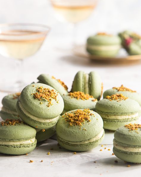 Pistachio-Raspberry Macarons Pistachio Raspberry, Macarons Recipe, Pistachio Butter, French Macaroons, Macaron Recipe, Pretty Cookies, Gel Food Coloring, Macaroons, Cookie Bars