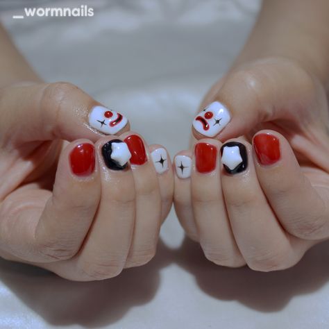 @_wormnails on insta :) Cute Clown Nails, Scary Clown Nails, Nails Acrylic Clown, Black White And Red Nails, Black Red And White Nails, Clown Gel Nails, Clowncore Nails, Halloween Clown Nails Acrylic, Clown Nail Art