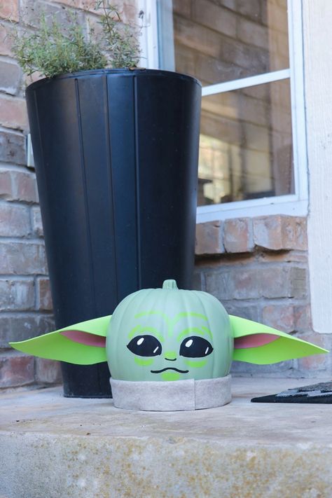 When two of our loves combine: Star Wars and Halloween! If you’re looking for ideas for Star Wars Halloween decorations, I’m sharing instructions for how we made our easy DIY BB-8 and Baby Yoda pumpkin crafts on Fab Everyday today. Click or visit FabEveryday.com to see how to make a BB-8 pumpkin and the Mandalorian The Child pumpkin. Mandalorian Trunk Or Treat Ideas, Mandalorian Trunk Or Treat, Pumpkin Painting Ideas Star Wars, Star Wars Yard Decorations, Trunk Or Treat Ideas For Cars Star Wars, Star Wars Painted Pumpkins, Star Wars Trunk Or Treat Ideas For Suv, Trunk Or Treat Star Wars, Star Wars Pumpkin Painting