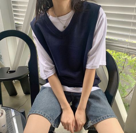 Vest And Shorts Outfit, Doc Fits, Blackup Kr, Grunge Wardrobe, Boyish Outfits, Korean Outfit Street Styles, Vest Style, Tomboy Style Outfits, Shorts Outfit