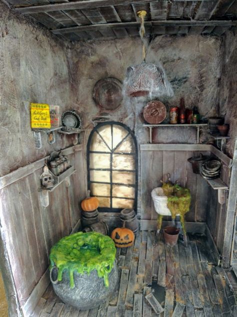 Witch House Miniature, Witch Cottage Dollhouse, Mini Witch House, Witch Dollhouse Diy, Haunted Dollhouse Interior, Spooky Dollhouse Diy, Witches Workshop, Witch Diorama, Miniature Witch House